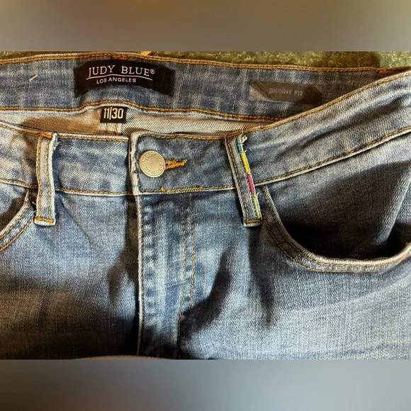 Judy Blue Skinny Fit Jeans 11 / 30 Distressed Rainbow Embroidered Raw Hem - Picture 7 of 7